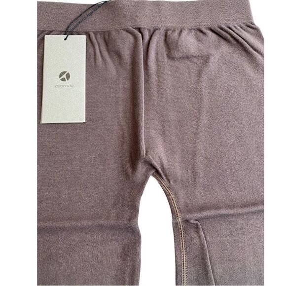 Avocado Capri Leggings    - Picture 10 of 12